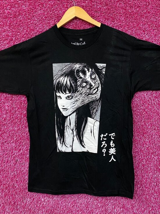 Junji Ito Tomie "Right? But a Beauty" Horror Manga T-Shirt Medium - Picture 1 of 4